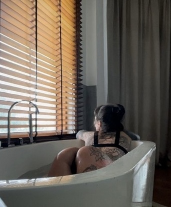 💋 Со мной ты окунешься в мир страсти и наслаждения, испытывая незабываемые моменты. У меня есть отзывы подтверждающие это! 👄 Я сделаю все возможное, чтобы удовлетворить твои желания и фантазии: классический секс, оральные ласки, массаж и многое другое. Также есть пара фото, чтобы ты смог оценить мою красоту. 😉 Свяжись со мной и позволь мне сделать Москву особенной для тебя. 💕 Яна